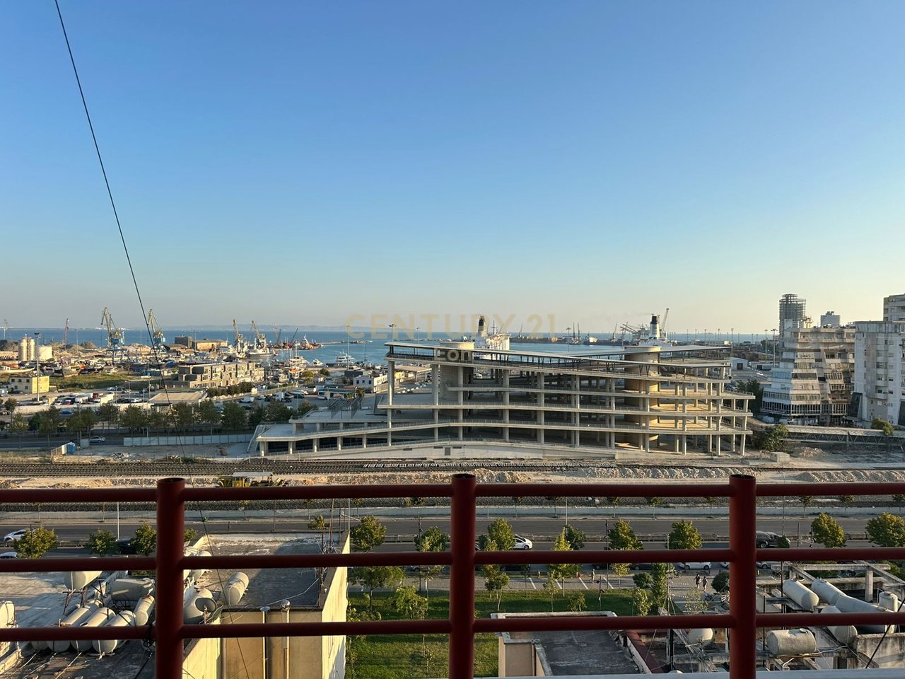 SHESIM APARTAMENT 1+1 NE QENDER TE DURRESIT ME PAMJE PORTI , PRANE UJESJELLESIT !