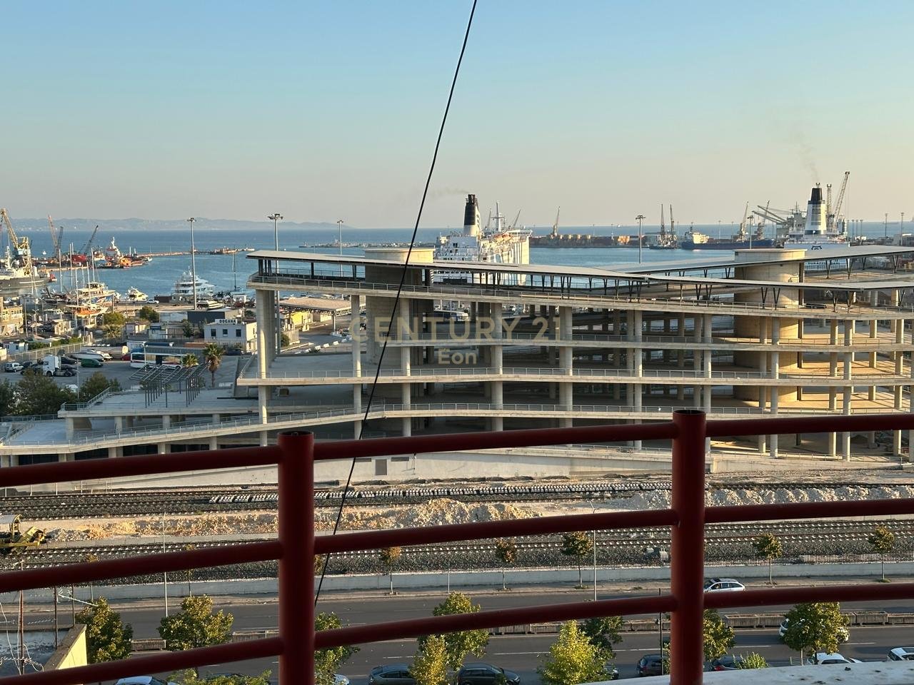 SHESIM APARTAMENT 1+1 NE QENDER TE DURRESIT ME PAMJE PORTI , PRANE UJESJELLESIT !