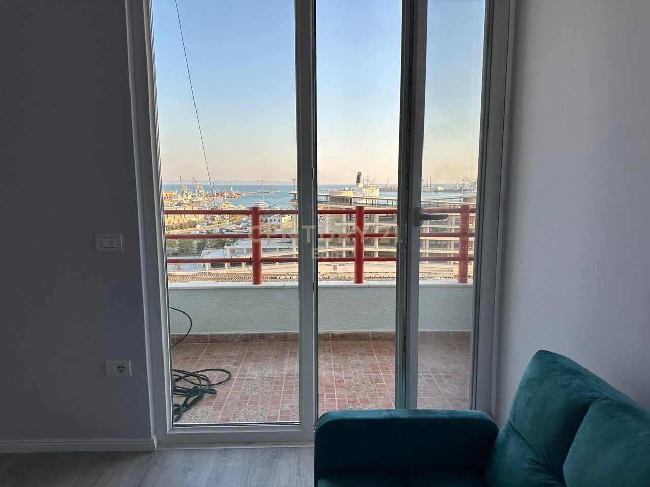 SHESIM APARTAMENT 1+1 NE QENDER TE DURRESIT ME PAMJE PORTI , PRANE UJESJELLESIT !