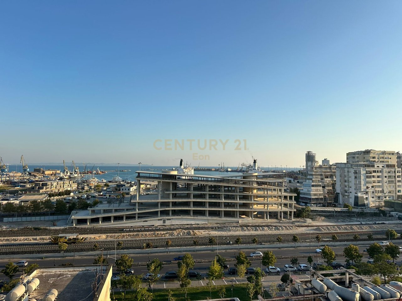 SHESIM APARTAMENT 1+1 NE QENDER TE DURRESIT ME PAMJE PORTI , PRANE UJESJELLESIT !