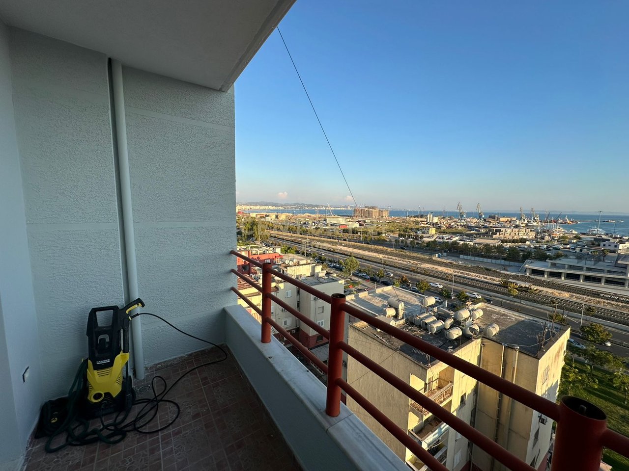 SHESIM APARTAMENT 1+1 NE QENDER TE DURRESIT ME PAMJE PORTI , PRANE UJESJELLESIT !