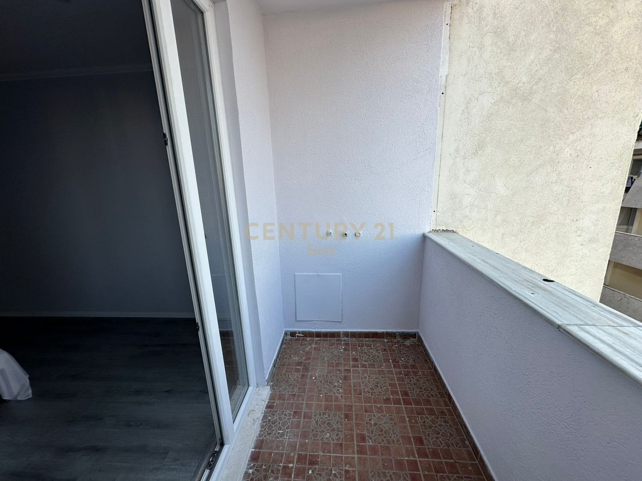 SHESIM APARTAMENT 1+1 NE QENDER TE DURRESIT ME PAMJE PORTI , PRANE UJESJELLESIT !