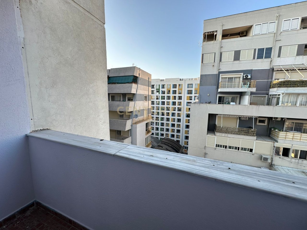 SHESIM APARTAMENT 1+1 NE QENDER TE DURRESIT ME PAMJE PORTI , PRANE UJESJELLESIT !