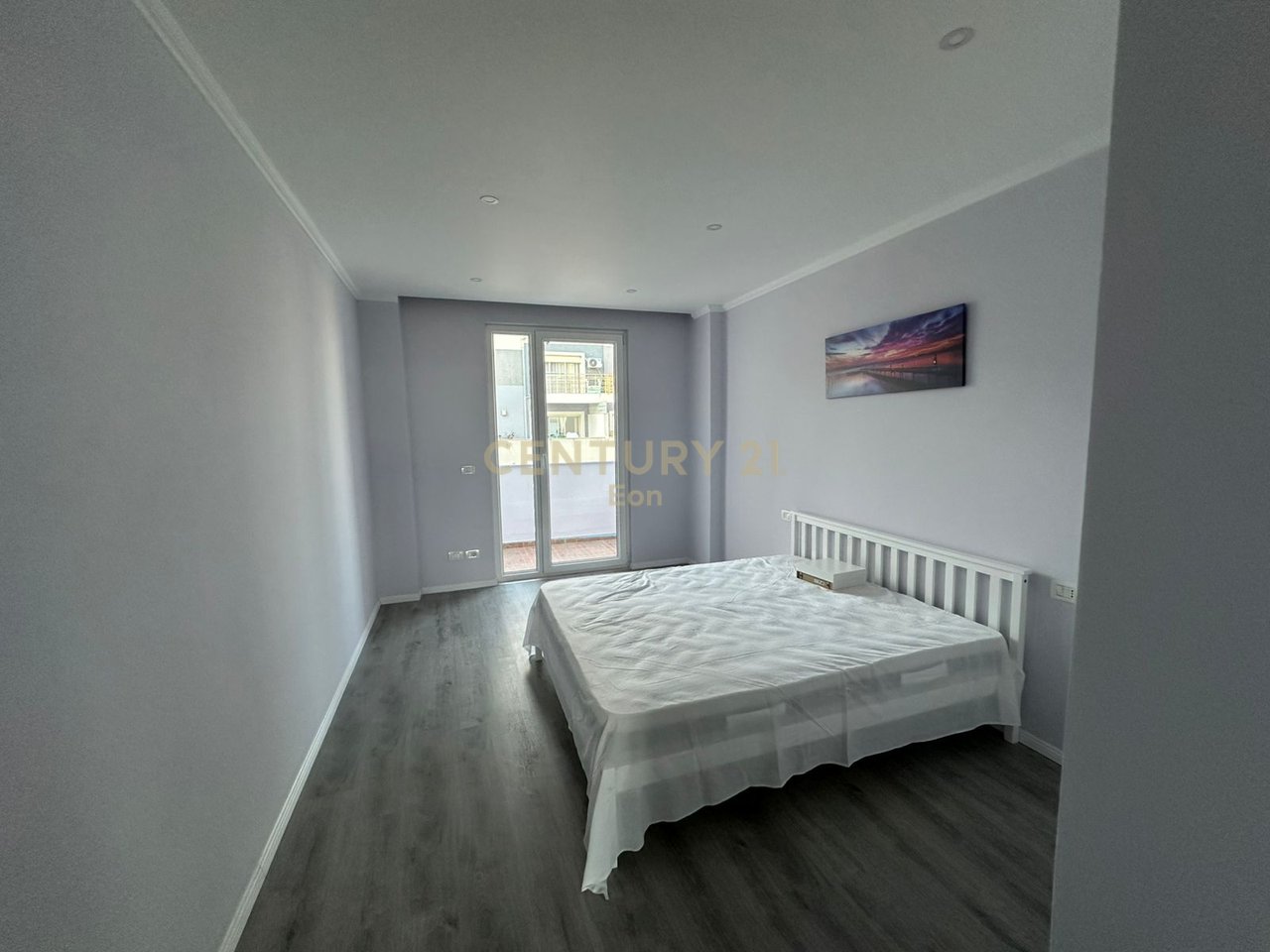 SHESIM APARTAMENT 1+1 NE QENDER TE DURRESIT ME PAMJE PORTI , PRANE UJESJELLESIT !