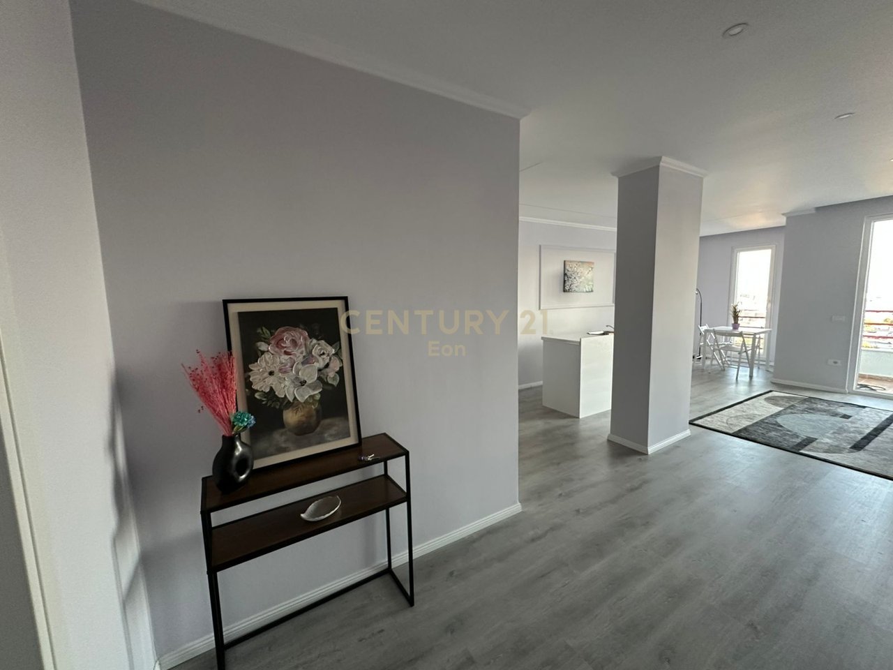 SHESIM APARTAMENT 1+1 NE QENDER TE DURRESIT ME PAMJE PORTI , PRANE UJESJELLESIT !
