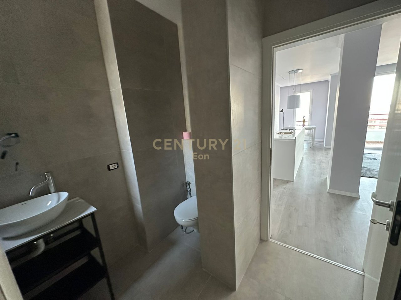 SHESIM APARTAMENT 1+1 NE QENDER TE DURRESIT ME PAMJE PORTI , PRANE UJESJELLESIT !