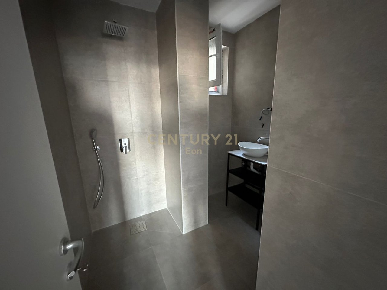 SHESIM APARTAMENT 1+1 NE QENDER TE DURRESIT ME PAMJE PORTI , PRANE UJESJELLESIT !