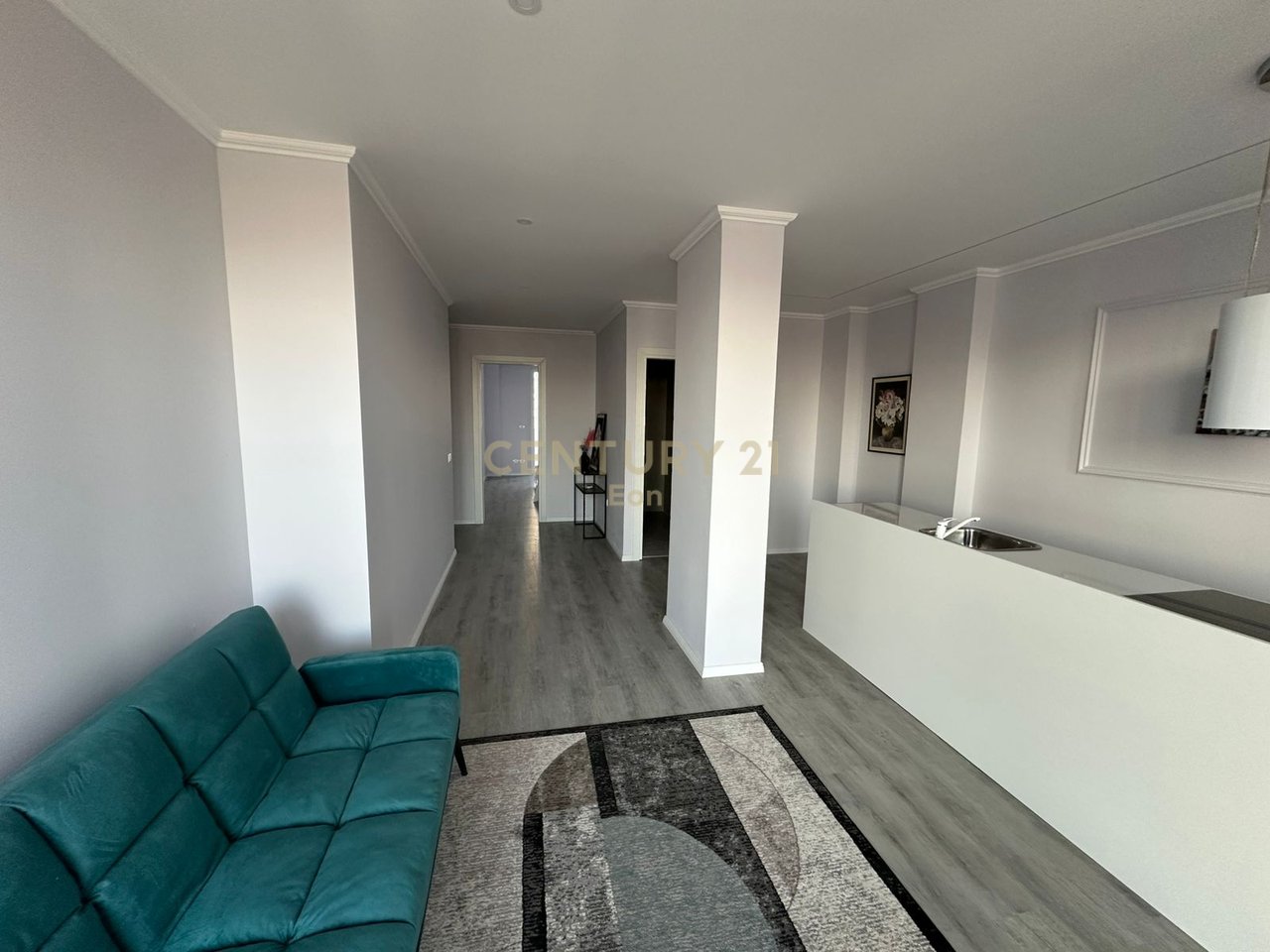 SHESIM APARTAMENT 1+1 NE QENDER TE DURRESIT ME PAMJE PORTI , PRANE UJESJELLESIT !
