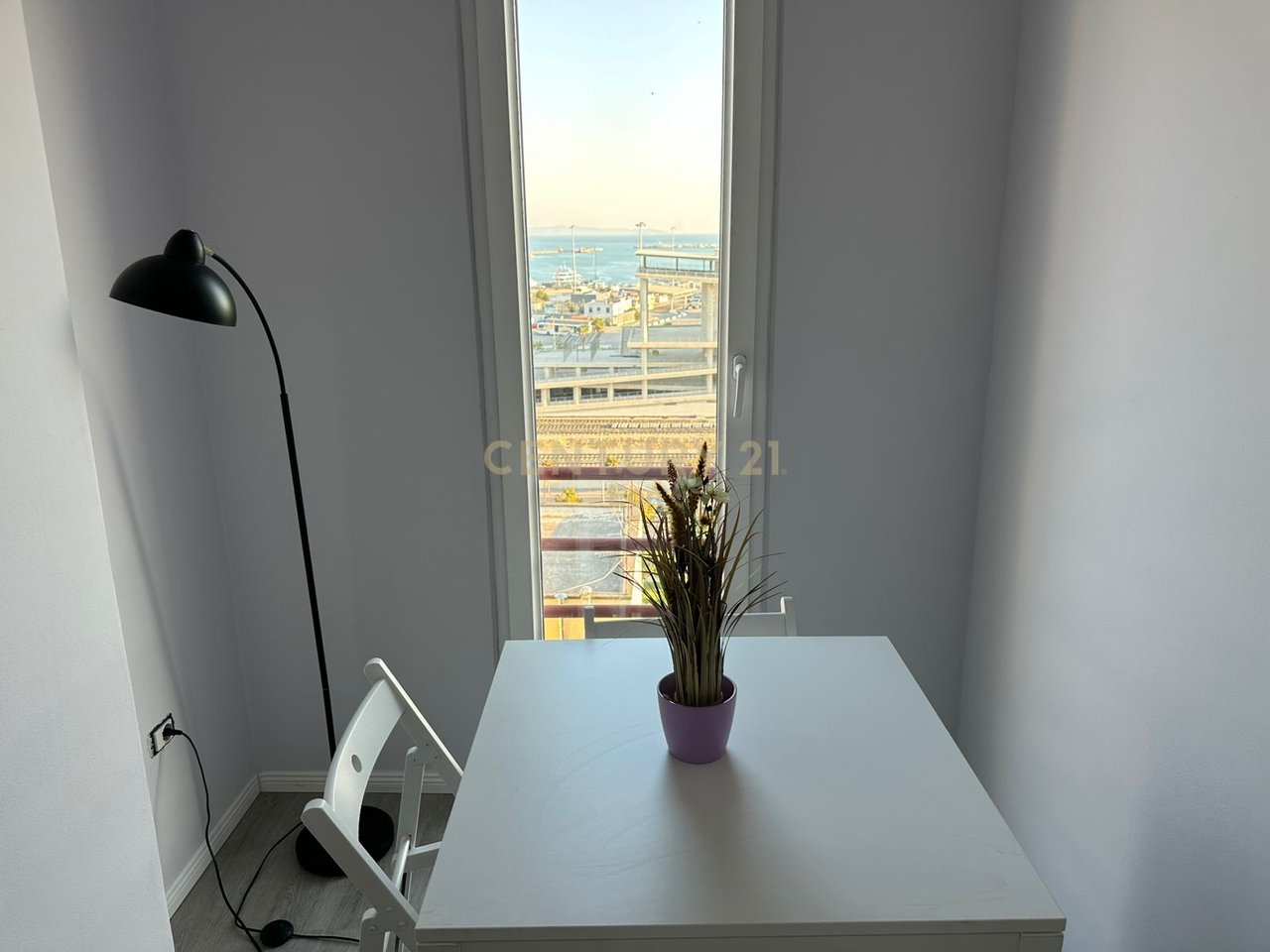 SHESIM APARTAMENT 1+1 NE QENDER TE DURRESIT ME PAMJE PORTI , PRANE UJESJELLESIT !
