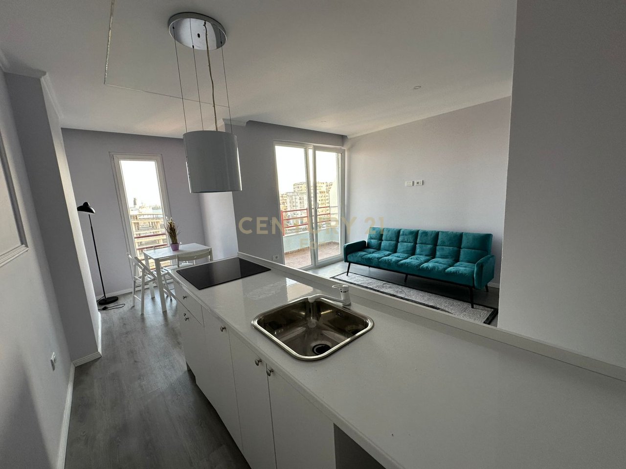 SHESIM APARTAMENT 1+1 NE QENDER TE DURRESIT ME PAMJE PORTI , PRANE UJESJELLESIT !