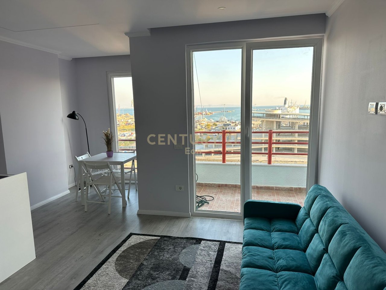 SHESIM APARTAMENT 1+1 NE QENDER TE DURRESIT ME PAMJE PORTI , PRANE UJESJELLESIT !