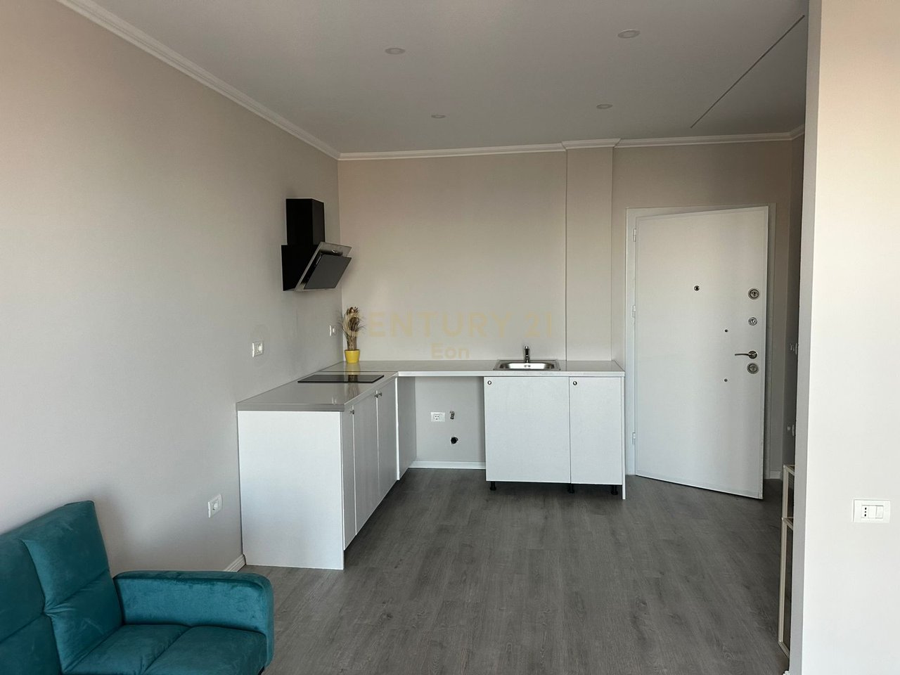 STUDIO APARTMENT FOR RENT IN THE CENTER OF DURRES WITH A PORT VIEW, NEAR THE WATER SUPPLY!