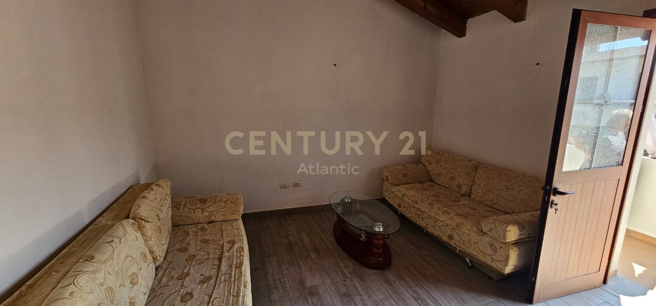 JEPET ME QERA KATI I 3 TE NJE VILE NE ISH-KENETE  2+1 , Durrës - 300€ | 90 m²