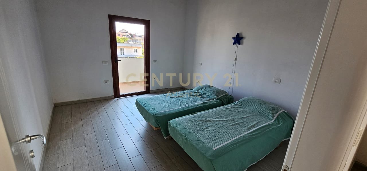 JEPET ME QERA KATI I 3 TE NJE VILE NE ISH-KENETE  2+1 , Durrës - 300€ | 90 m²