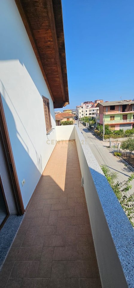 JEPET ME QERA KATI I 3 TE NJE VILE NE ISH-KENETE  2+1 , Durrës - 300€ | 90 m²