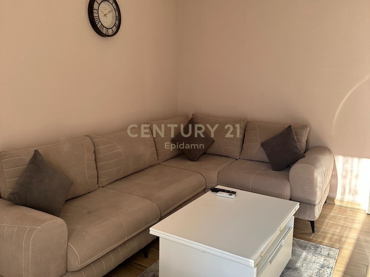 Jepet apartament 1+1 me qera ne Qendren e Durresit!