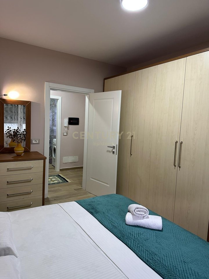 Jepet apartament 1+1 me qera ne Qendren e Durresit!