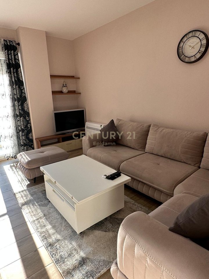 Jepet apartament 1+1 me qera ne Qendren e Durresit!