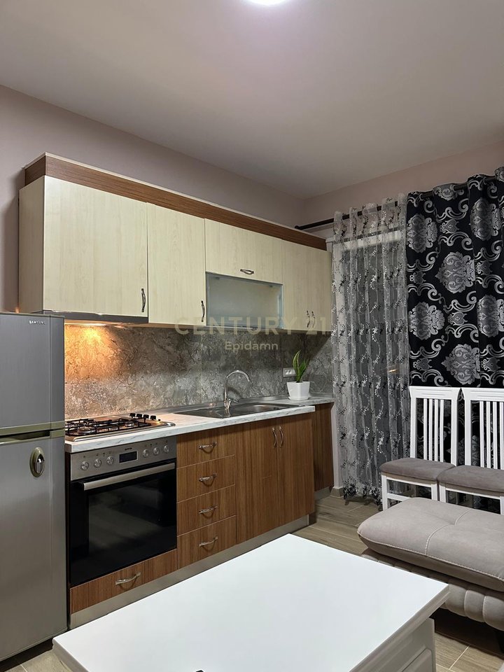 Jepet apartament 1+1 me qera ne Qendren e Durresit!