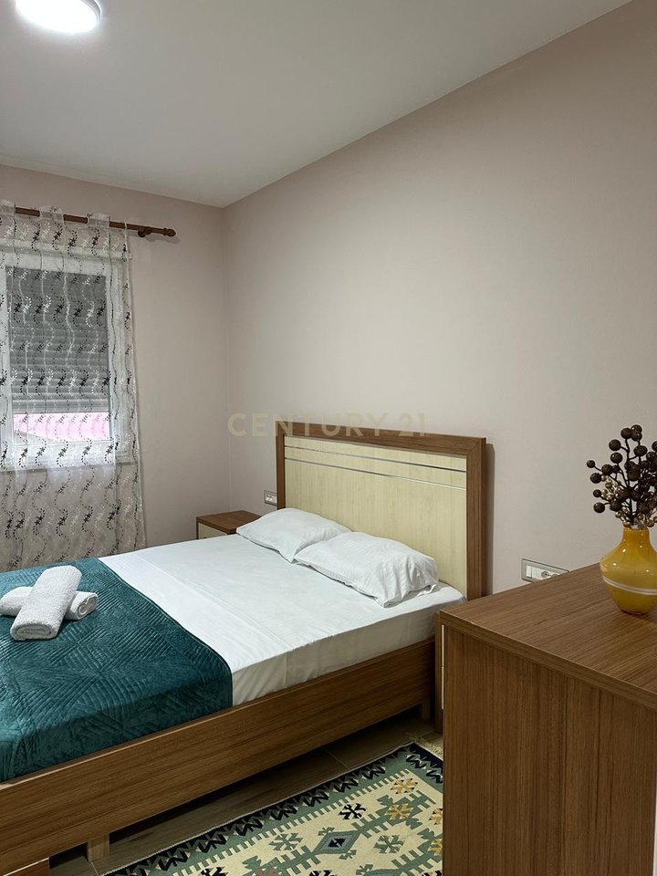 Jepet apartament 1+1 me qera ne Qendren e Durresit!