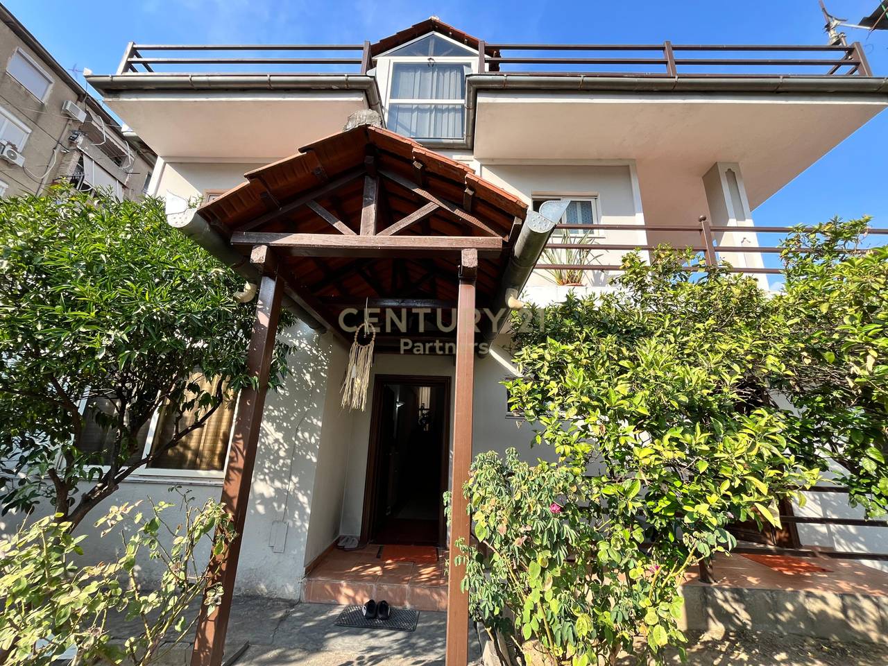 VILLA FOR SALE NEAR THE MILITARY HOSPITAL!