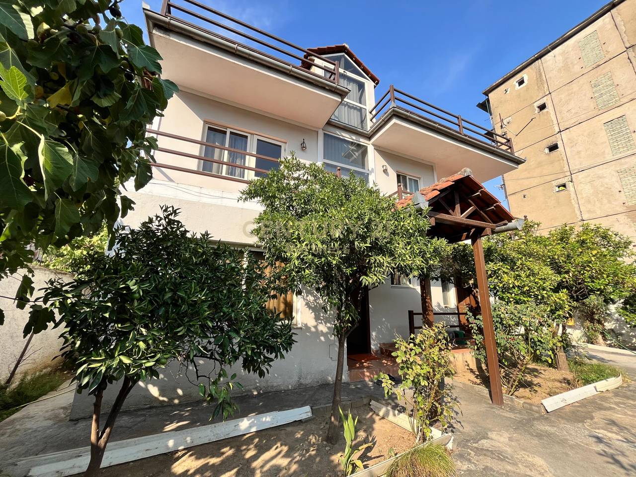 VILLA FOR SALE NEAR THE MILITARY HOSPITAL!