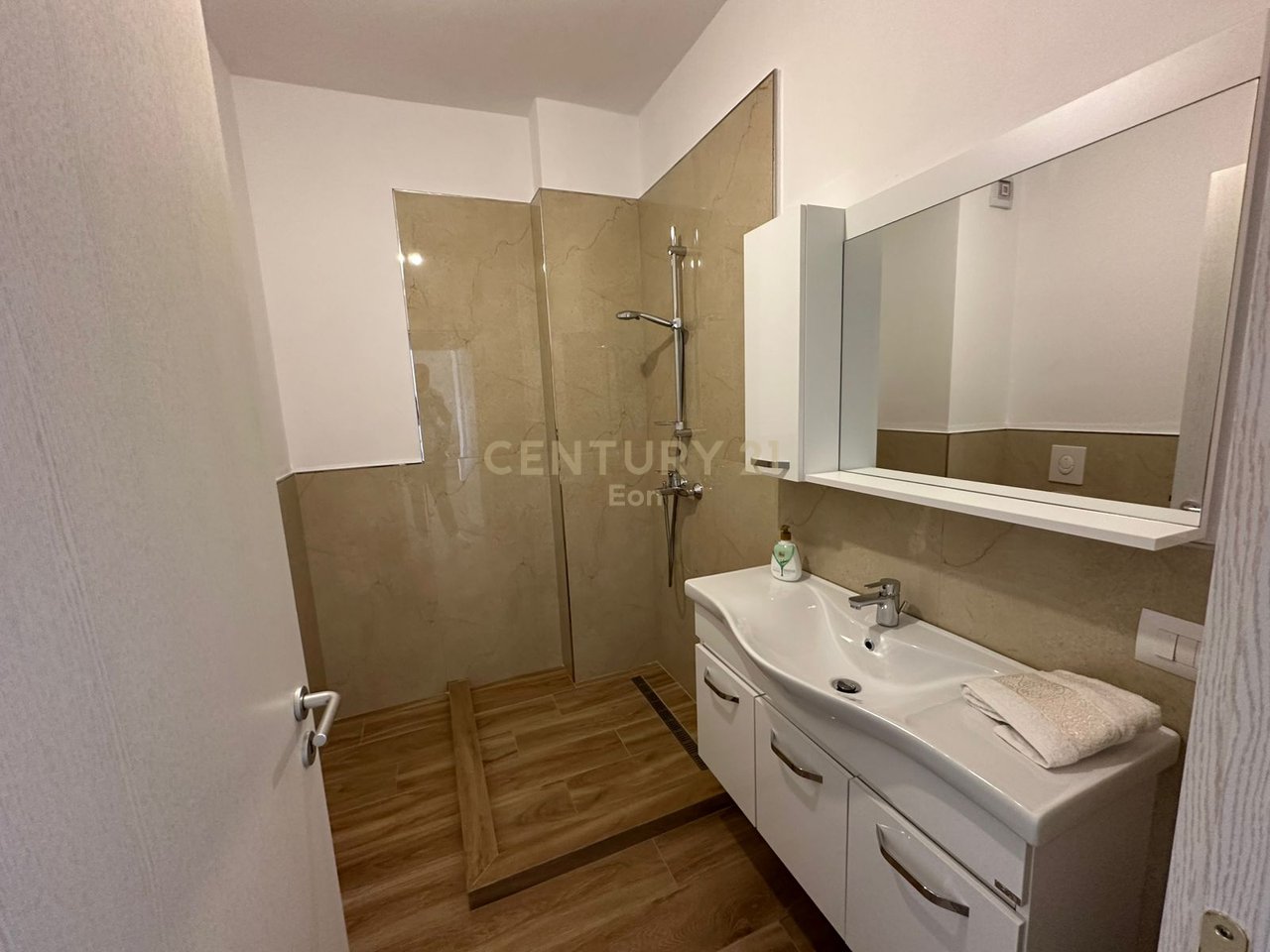 APPARTAMENTO 3+1+2 IN AFFITTO IN VIA PORTO A DURAZZO!