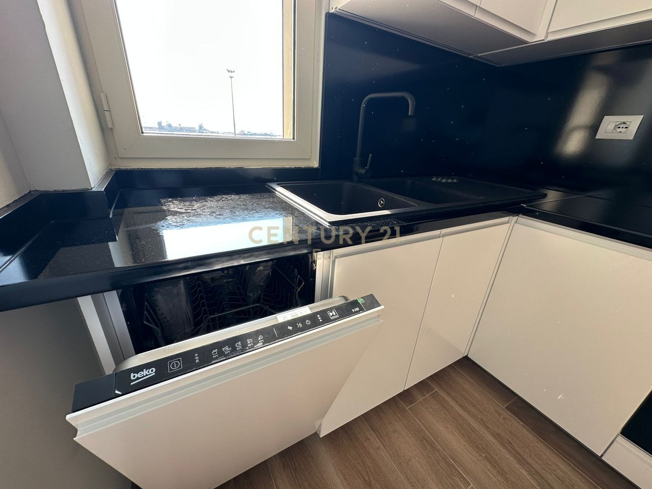 APPARTAMENTO 3+1+2 IN AFFITTO IN VIA PORTO A DURAZZO!