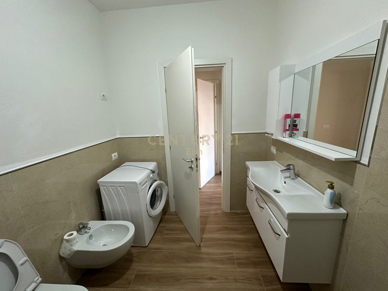 APPARTAMENTO 3+1+2 IN AFFITTO IN VIA PORTO A DURAZZO!