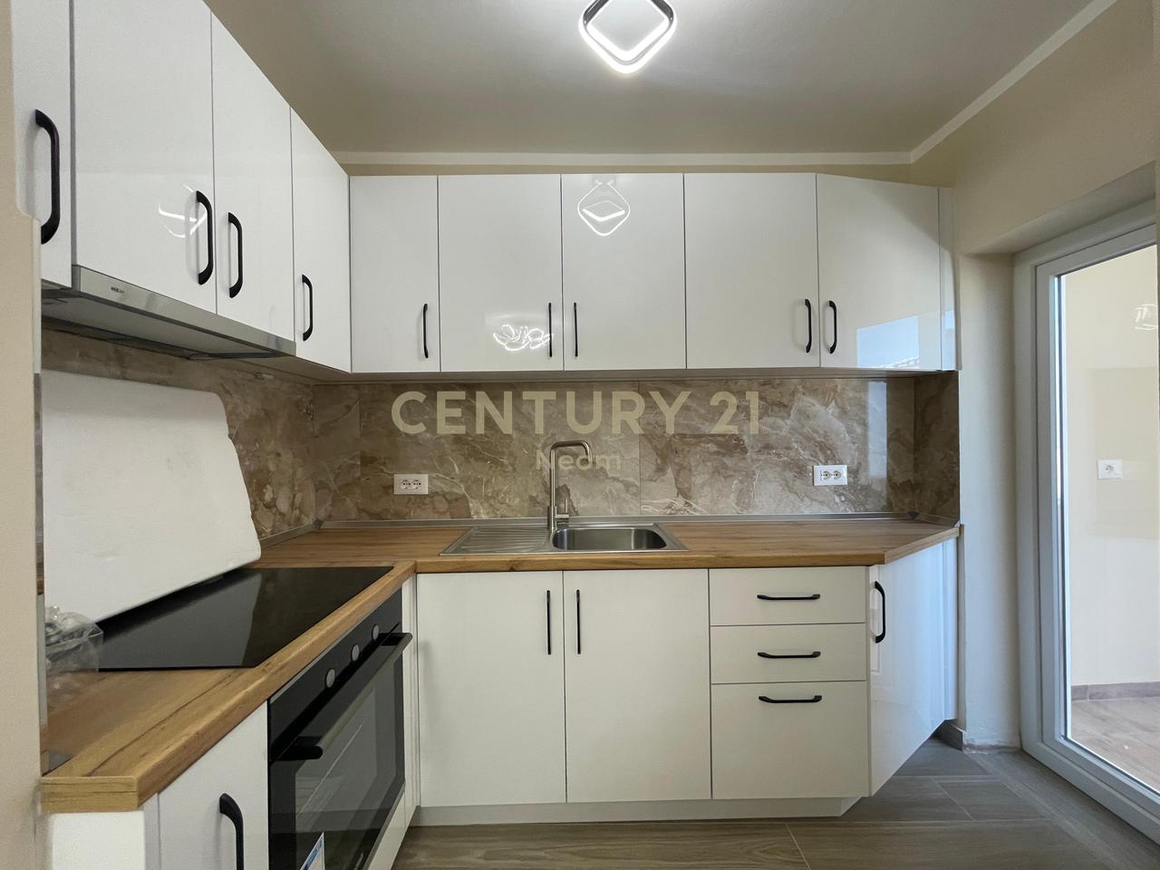 QIRA, APARTAMENT 2+1, RRUGA ELBASANIT!!