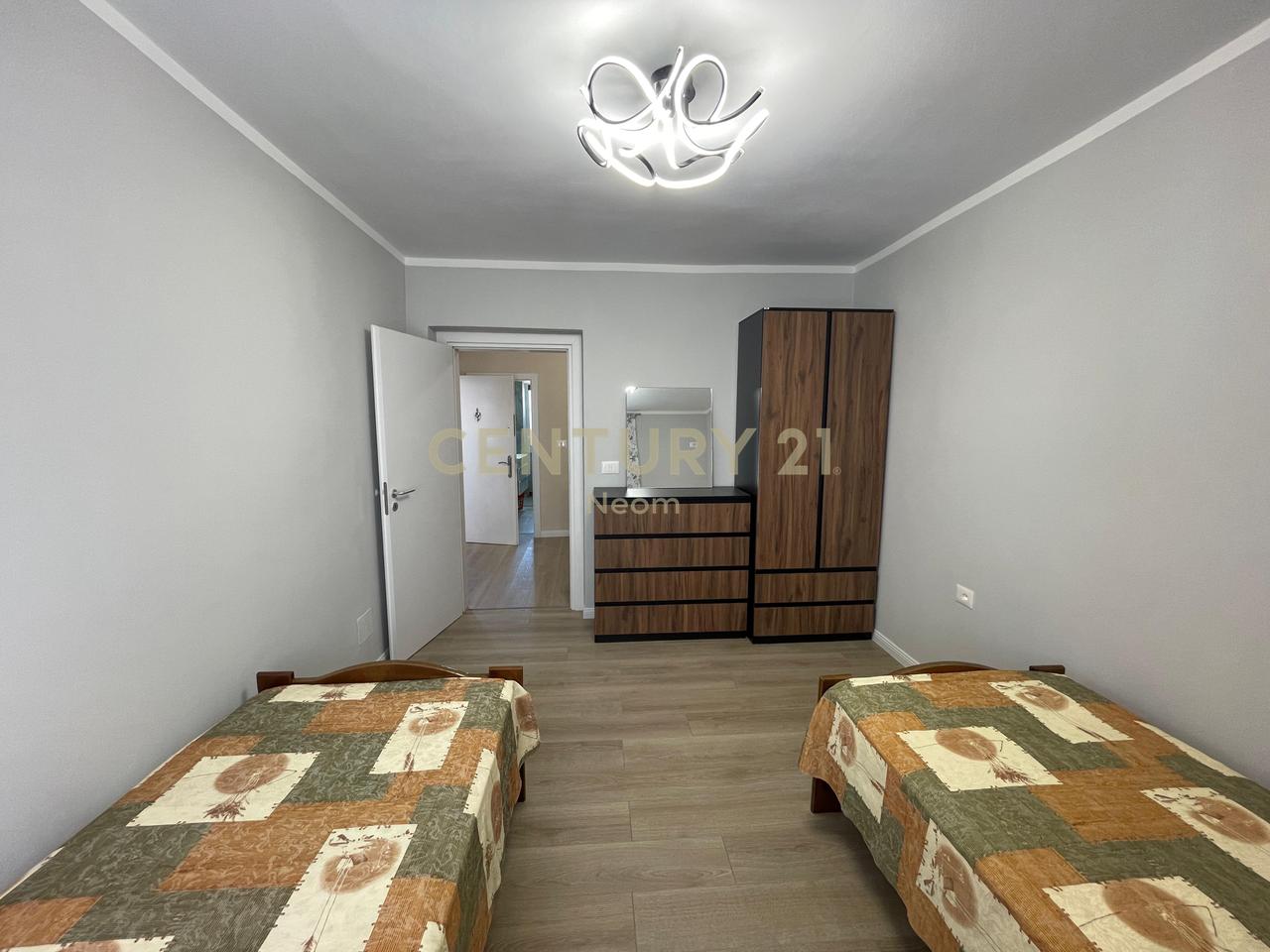 QIRA, APARTAMENT 2+1, RRUGA ELBASANIT!!