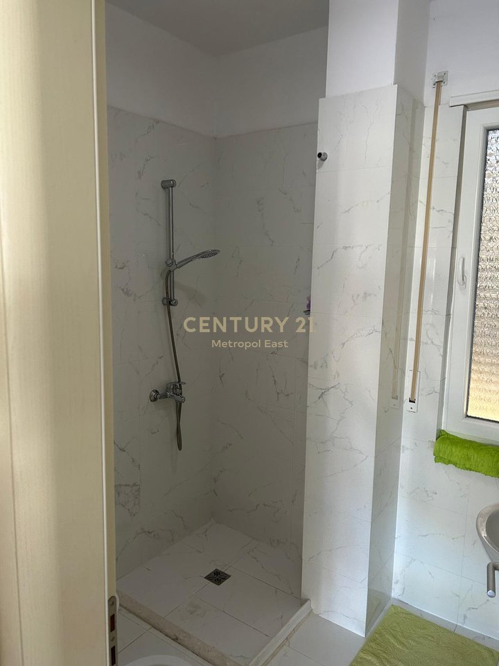 Shitet apartament 2+1 ne Kompleksin Lura 3 prane gjirit te Lalzit.