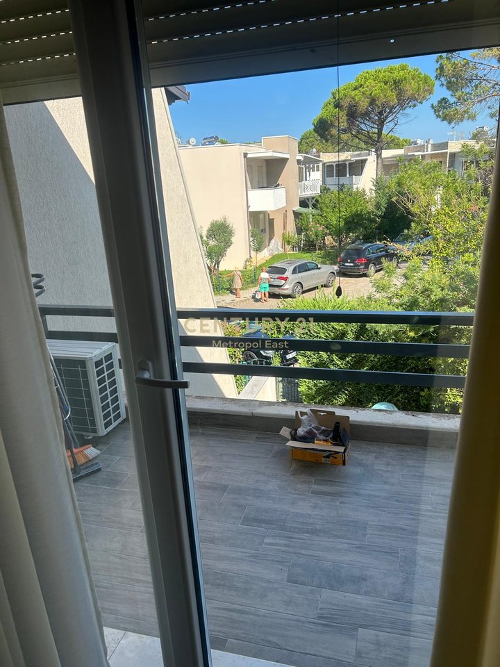Shitet apartament 2+1 ne Kompleksin Lura 3 prane gjirit te Lalzit.