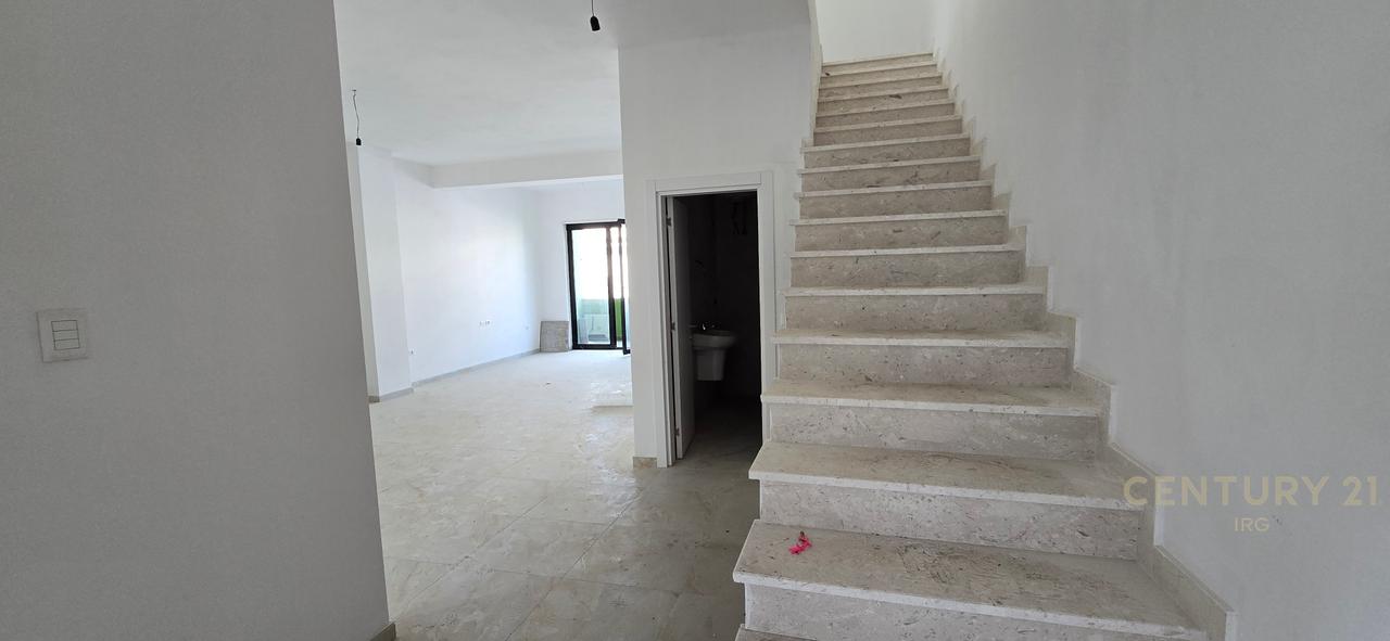 DUPLEX 3+1+3+VERANDE NE REZIDENCEN KODRA E DIELLIT!