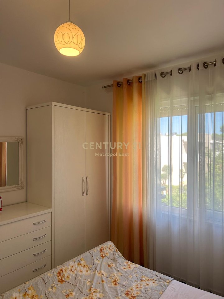 Shitet apartament 2+1 ne Kompleksin Lura 3 prane gjirit te Lalzit.