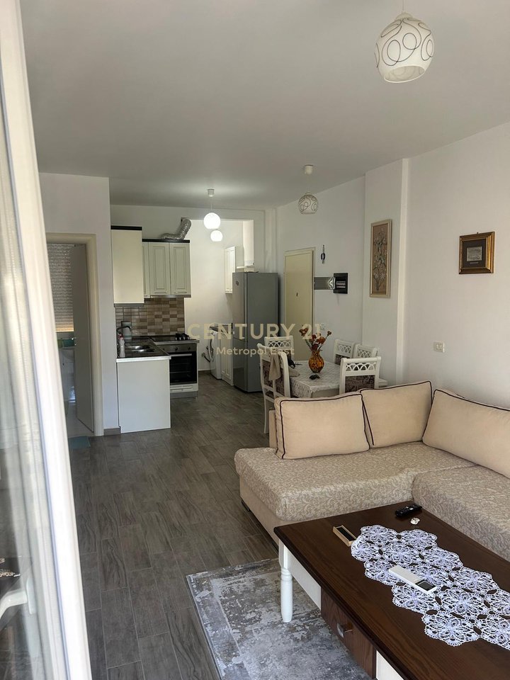 Shitet apartament 2+1 ne Kompleksin Lura 3 prane gjirit te Lalzit.