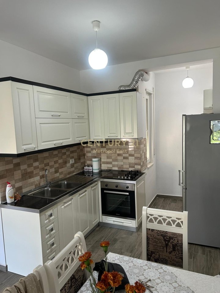 Shitet apartament 2+1 ne Kompleksin Lura 3 prane gjirit te Lalzit.