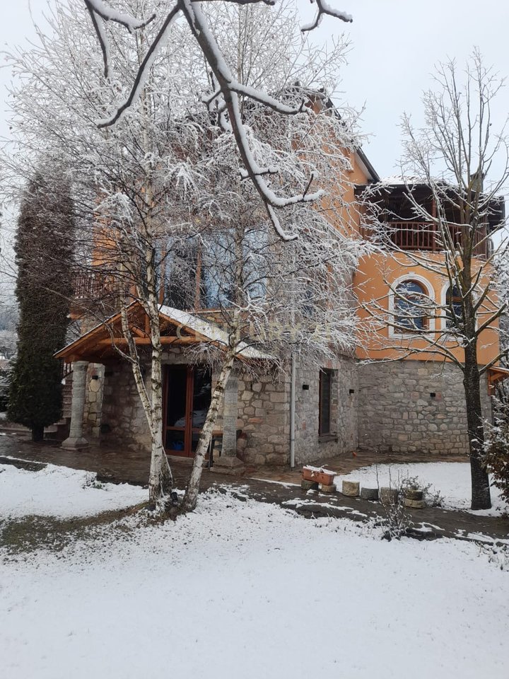 Super hotel ne shitje ne Voskopojë. Mundësi shumë e mirë investimi!