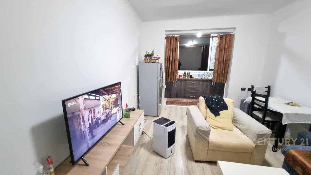Jepet apartament 1+1 ne rrugen 'Frang Bardhi,Selite