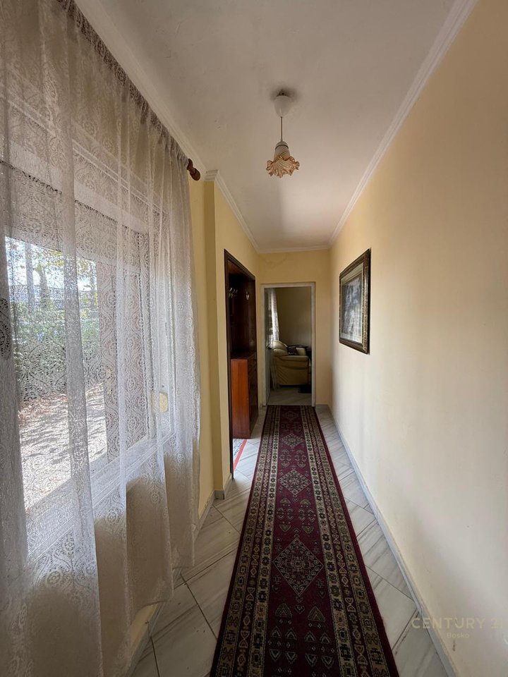 Jepet apartament 1+1 ne rrugen 'Frang Bardhi,Selite