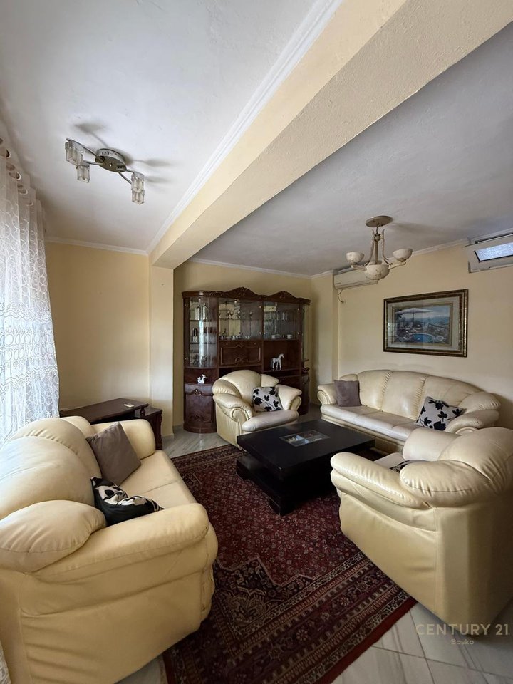 Jepet apartament 1+1 ne rrugen 'Frang Bardhi,Selite