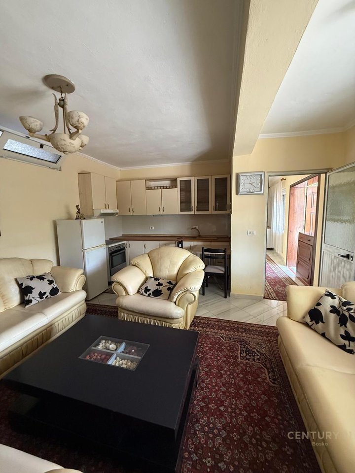 Jepet apartament 1+1 ne rrugen 'Frang Bardhi,Selite