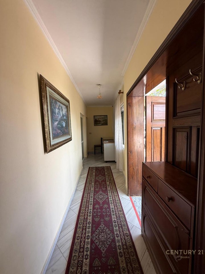 Jepet apartament 1+1 ne rrugen 'Frang Bardhi,Selite