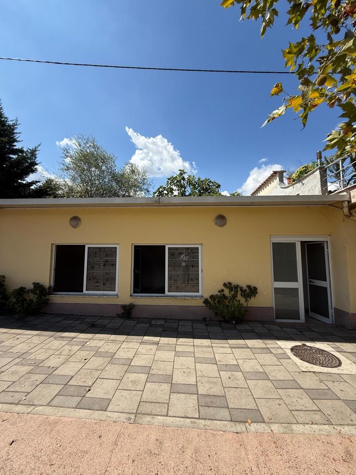 Jepet apartament 1+1 ne rrugen 'Frang Bardhi,Selite