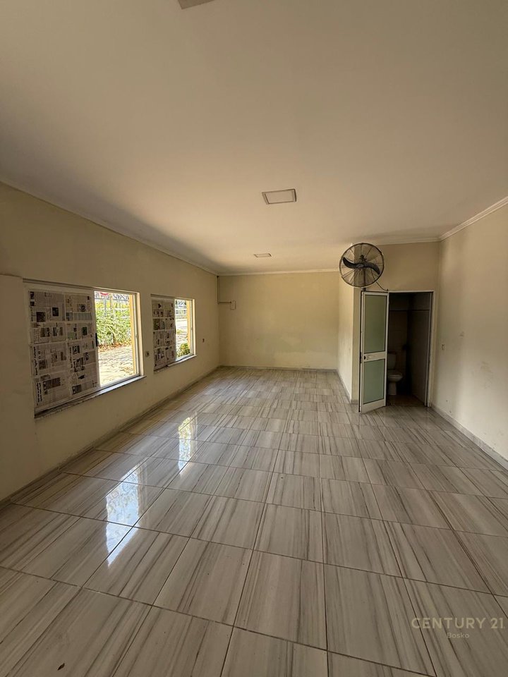Shop for rent on Frang Bardhi Street, Selite