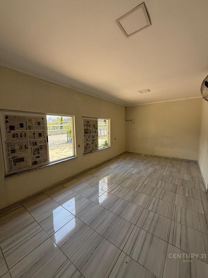 Shop for rent on Frang Bardhi Street, Selite