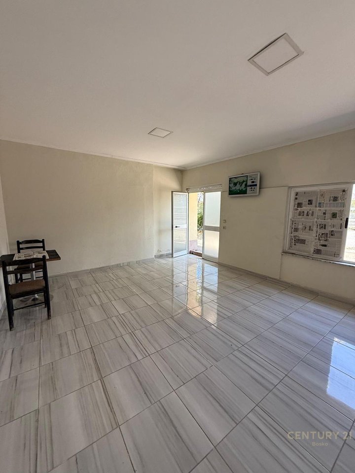 Shop for rent on Frang Bardhi Street, Selite