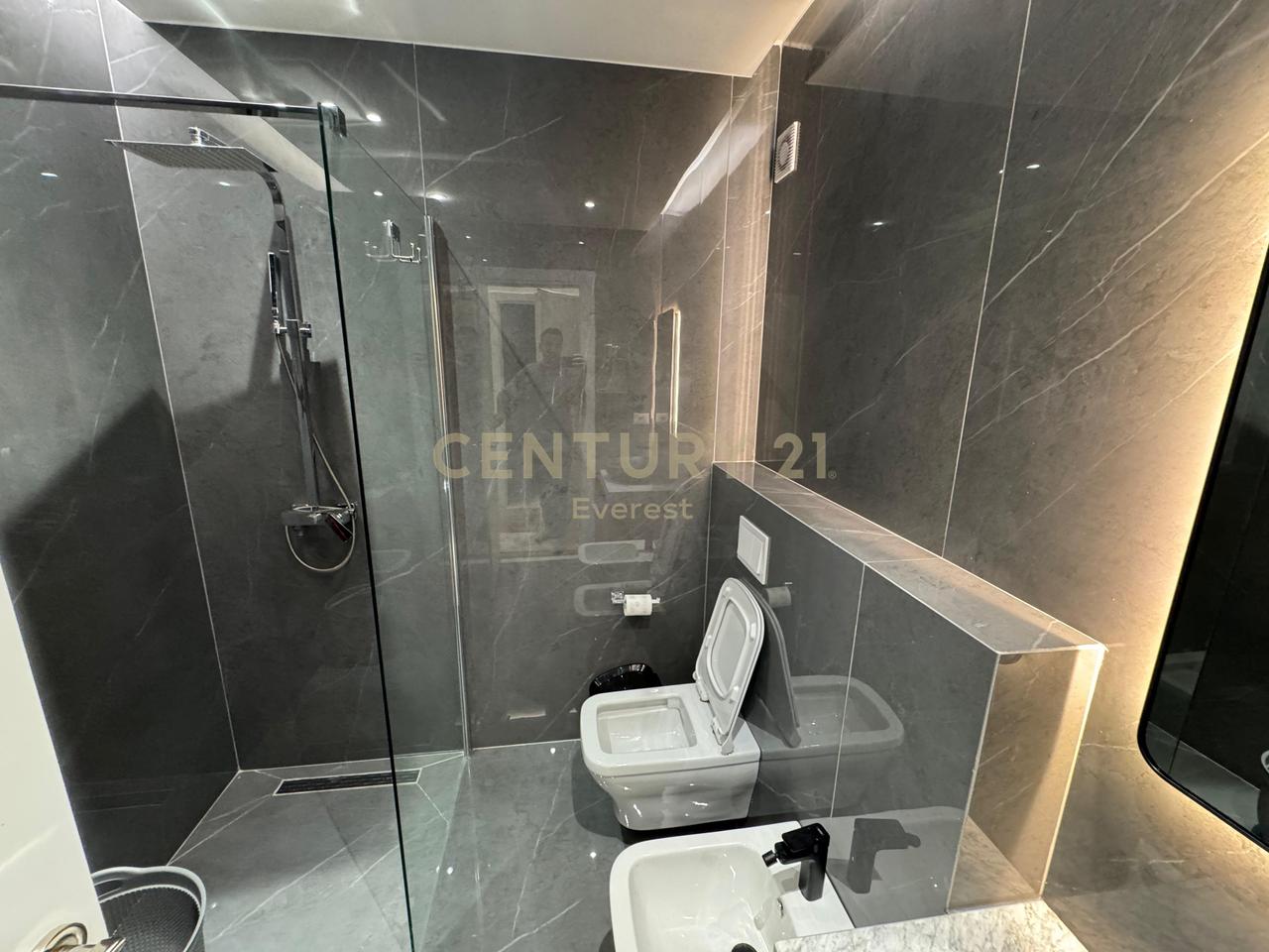 ISH FUSHA E AVIACIONIT, APARTAMENT 2+1+POST PARKIMI PER QIRA!!