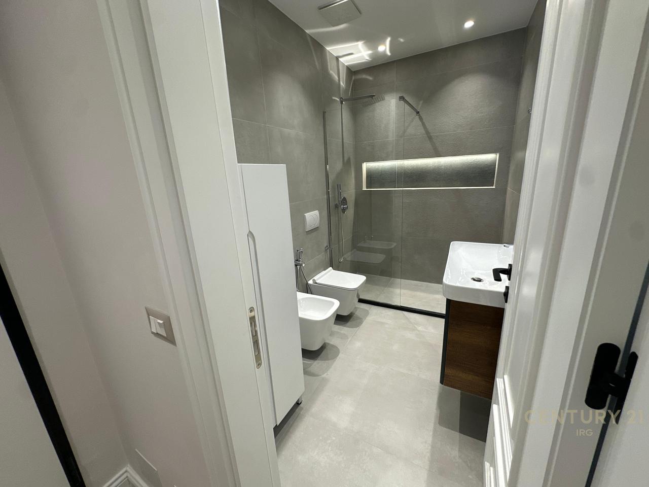 Jepet me qira super apartament 2+1+2 tualete+ verande tek Rruga e Elbasanit!