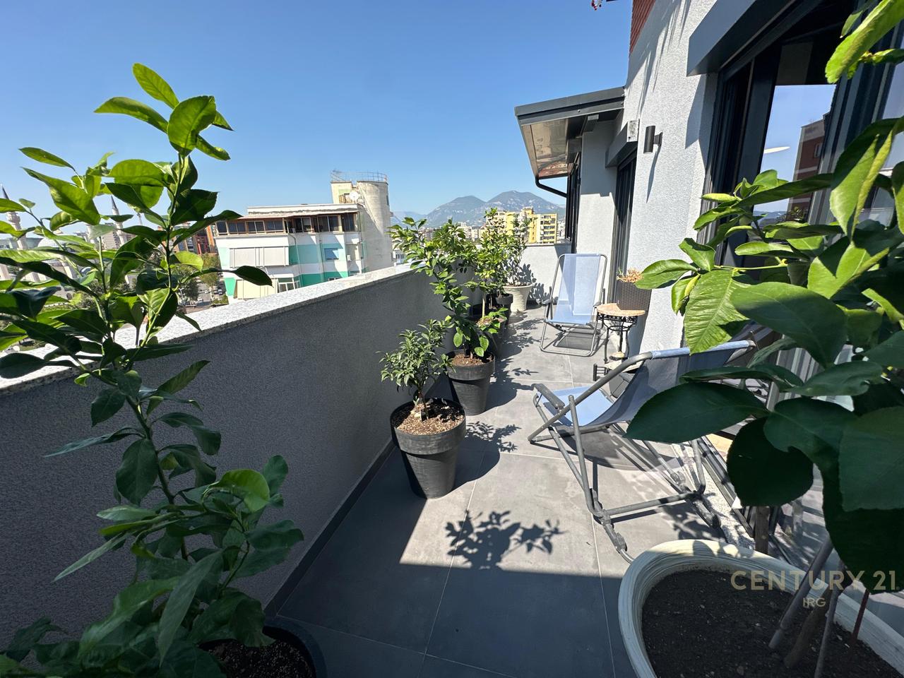 Jepet me qira super apartament 2+1+2 tualete+ verande tek Rruga e Elbasanit!